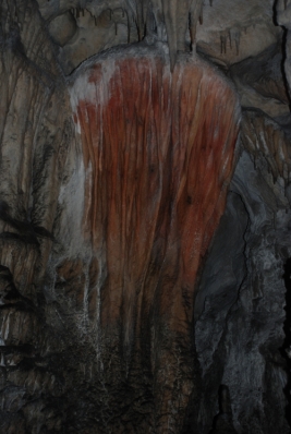 Espeleotema pintado en la cueva de La Lloseta. © Consejería de Cultura, Principado de Asturias