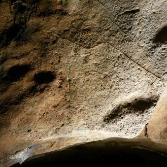 Signo cuadrangular grabado en la cueva de Coímbre. © Equipo Norte, Ministerio de Educación y Cultura.
